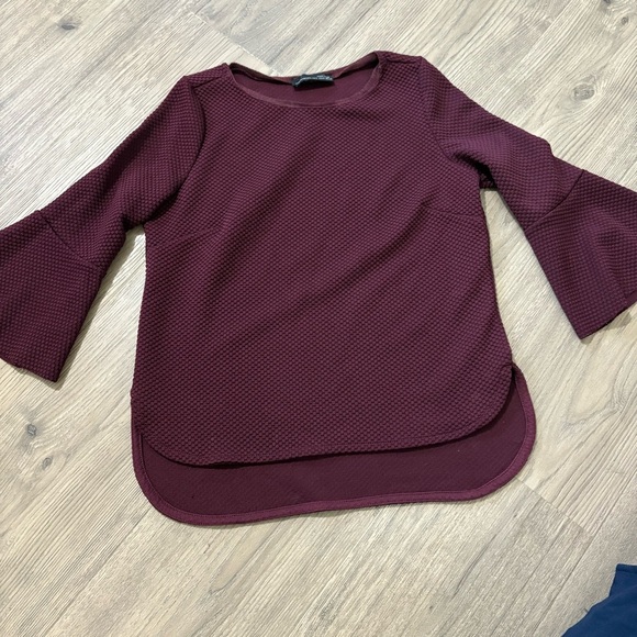 Zara Textured 3/4 Sleeve Blouse Top Burgundy Sz S Bell Sleeve Asymmetric Hem - Picture 4 of 8